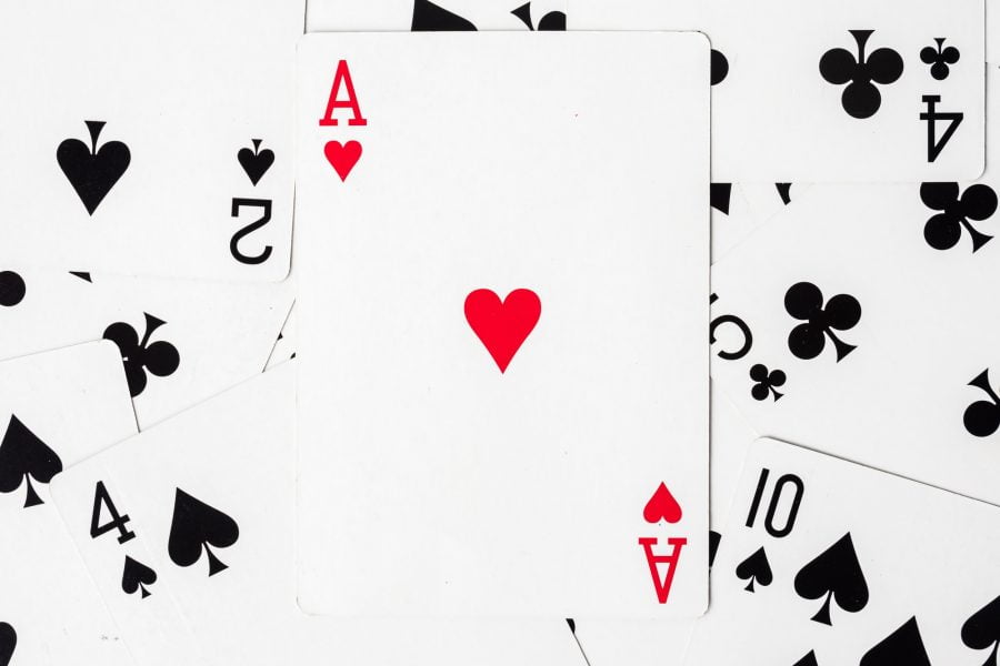 Baccarat on yksi kuuluisimmista rahapeleistä netissä